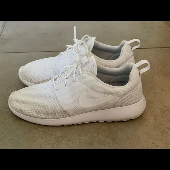 nike roshe triple white